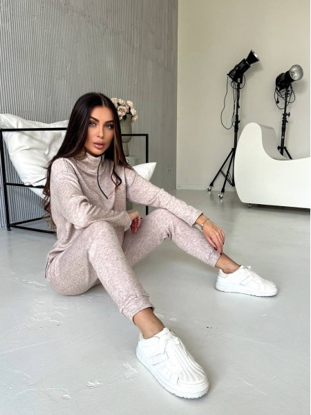 Женский теплый костюм из ангоры бежевого цвета 29623