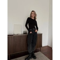 Жіночий легкий лонгслів чорного кольору 30644