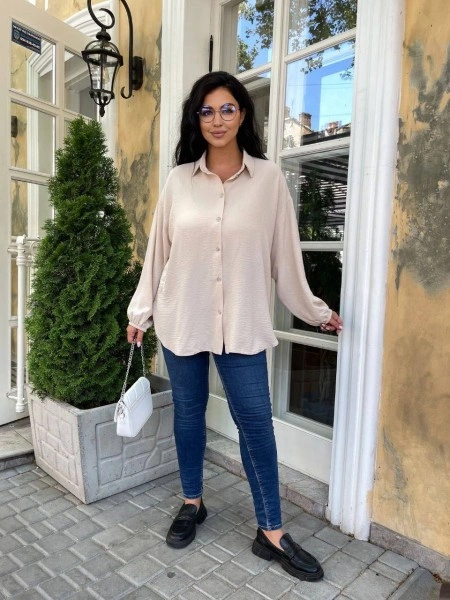 Женская рубашка с манжетами на резинке бежевого цвета 33551